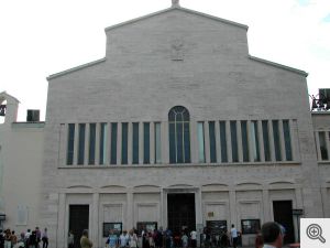 San Giovanni Rotondo - Chiesa dedicata a Santa Maria delle Grazie. Al suo fianco si trova il convento dei Cappuccini nel quale risiedette dal 1916 P. Pio.