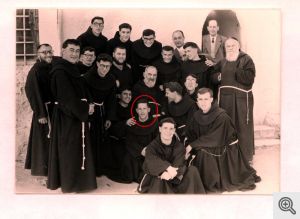Un gruppo di studenti del vicino convento Ofm di San Matteo in visita da Padre Pio. Quello cerchiato in rosso è fra Matteo Bibiani.