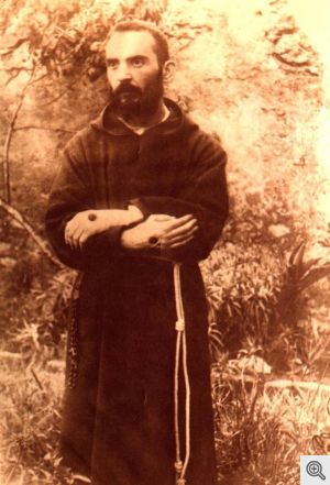 Padre Pio con le stigmate.