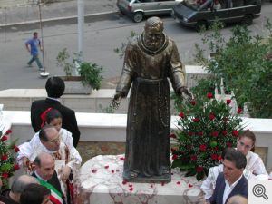Statua dedicata a Padre Pio a San Marco in Lamis - FG